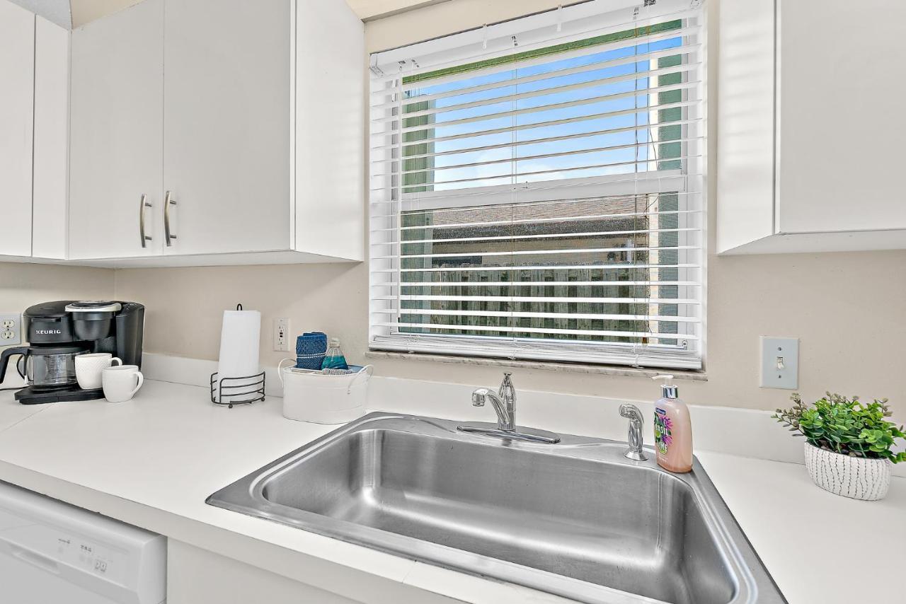 Serene Seaside Retreat - Dog Friendly - 2Br Townhouse With Shared Heated Pool Steps To Paradise Beach! Melbourne Buitenkant foto